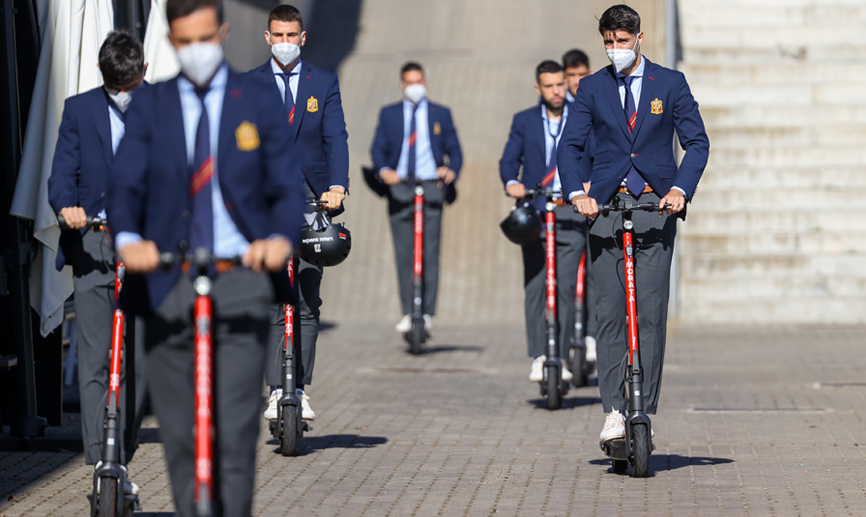 Los jugadores de la Selección española se desplazan en patinete por la Ciudad del Fútbol
