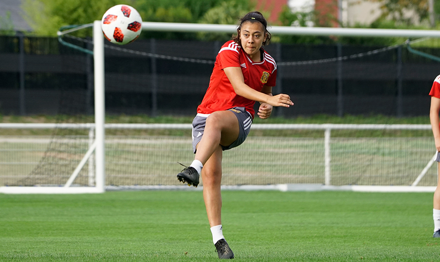 Paula Fernández durante un momento del entrenamiento de la Sub-20 femenina en Francia