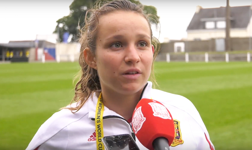 Paula Sancho atiende a SEFUTBOL en Francia