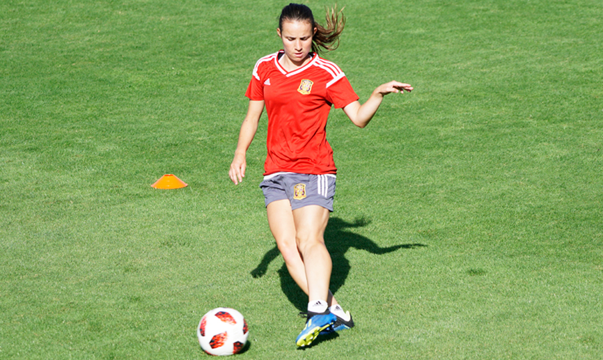 Paula Sancho durante un momento del entrenamiento de la Sub-20 femenina en Francia