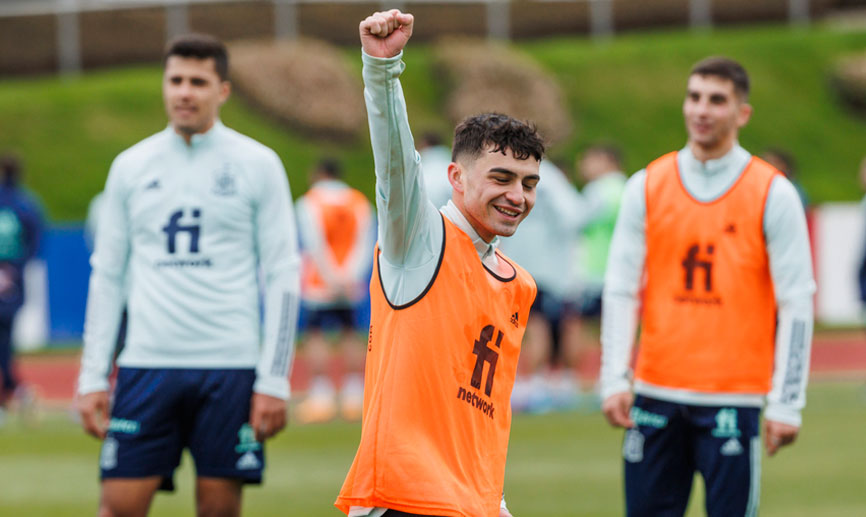 Pedri celebra uno de sus goles durante el entrenamiento