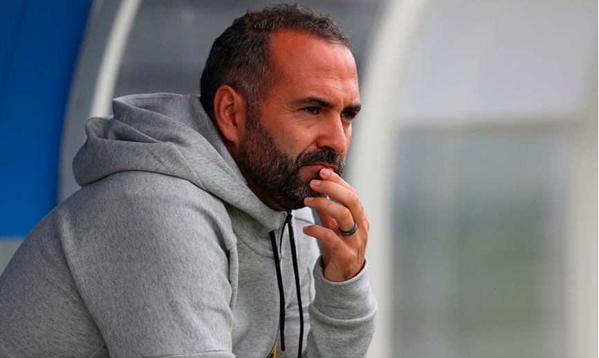 El seleccionador nacional Sub-20 femenino, Pedro López, en gesto pensativo durante el encuentro contra Estados Unidos