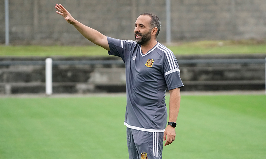 El seleccionador nacional Pedro López durante el entrenamiento previo al choque ante las japonesas