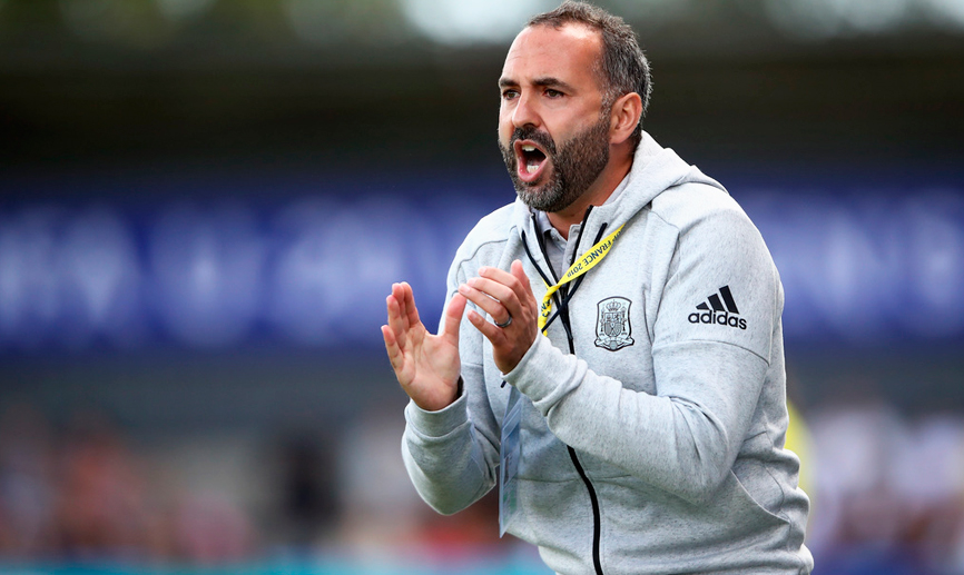 El seleccionador nacional Sub-20 femenino, Pedro López, da instrucciones durante el encuentro contra Japón