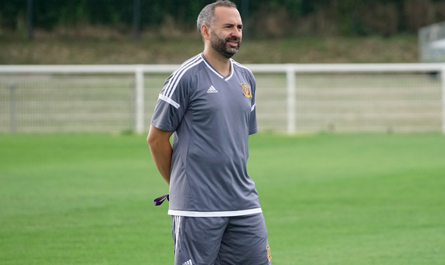 El seleccionador nacional Sub-20 Pedro López durante el entrenamiento previo al encuentro contra Francia