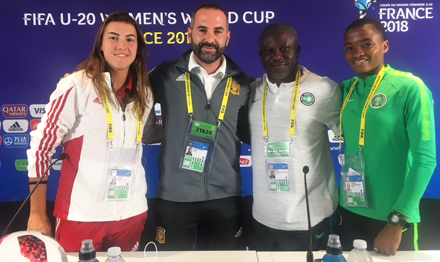 El seleccionador nacional Sub-20 Pedro López y la capitana Patricia Guijarro, junto a sus homólogos de Nigeria 