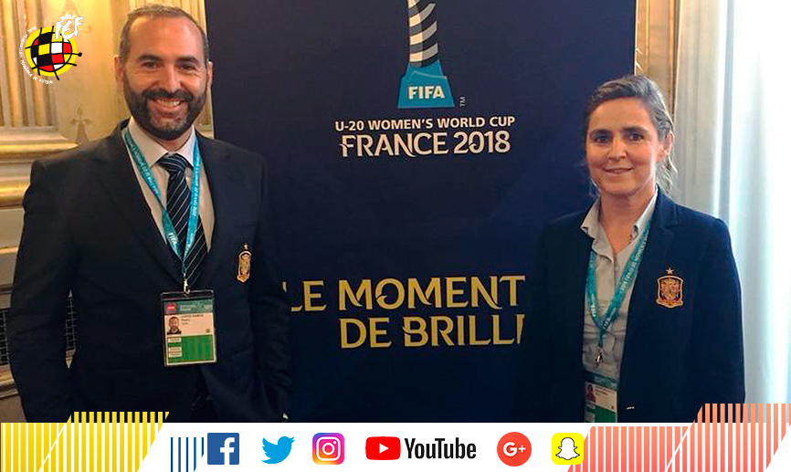 Pedro López y Edurne posan en el lugar del sorteo