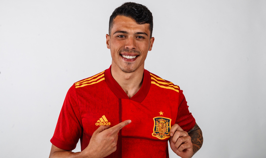 Pedro Porro señala el escudo de España en su camiseta