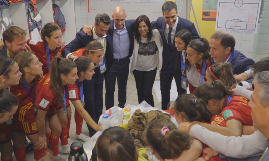 Momento de la visita del presidente del Gobierno a la Selección Sub-20 femenina