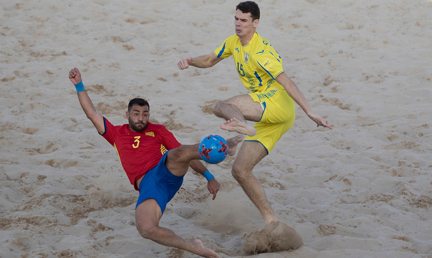 Antonio José Mayor disputa un balón