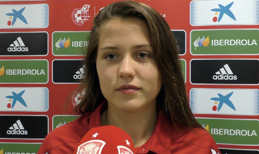 Claudia Pina atendiendo a la prensa