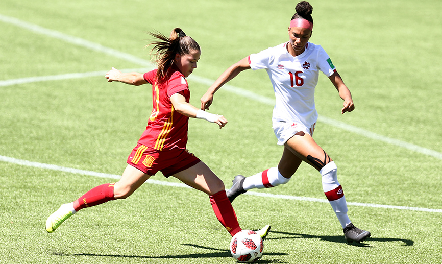 Claudia Pina remata a puerta