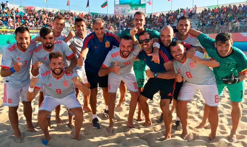 La Selección española de fútbol playa festeja su victoria ante Azerbaiyán