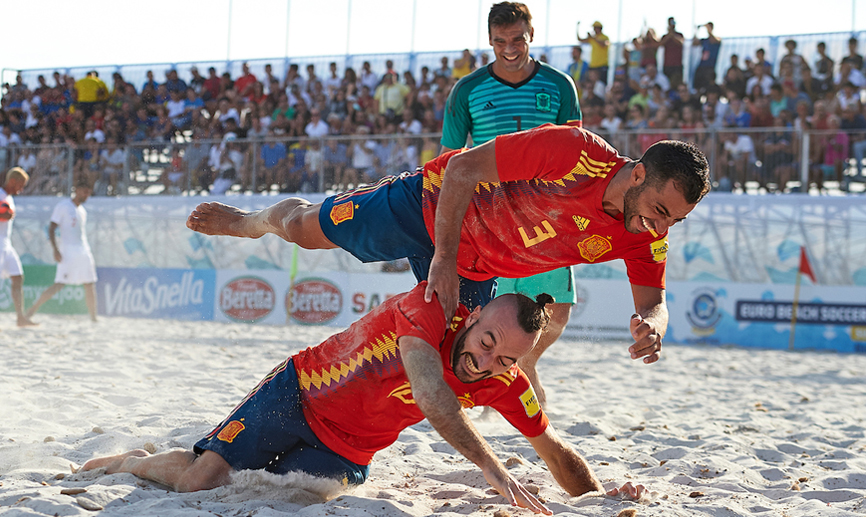 Los jugadores de la Selección española de fútbol playa celebran un tanto 
