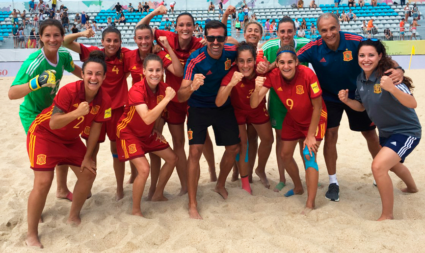 La Selección femenina de fútbol playa tras ganar a Suiza
