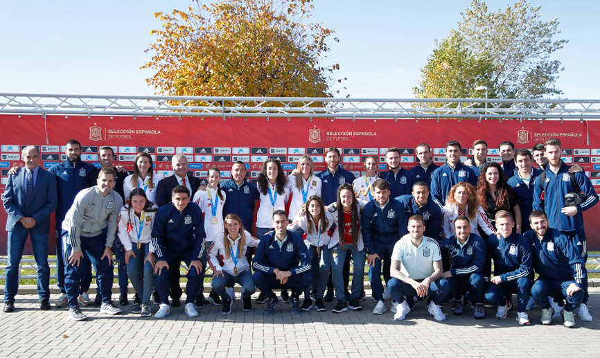 Los jugadores de la Selección española coinciden con sus compañeras de la Selección femenina de Fútbol Playa