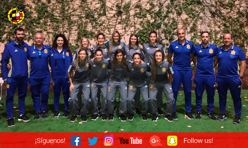 La Selección española femenina de Fútbol Playa se fotografía al inicio de su concentración