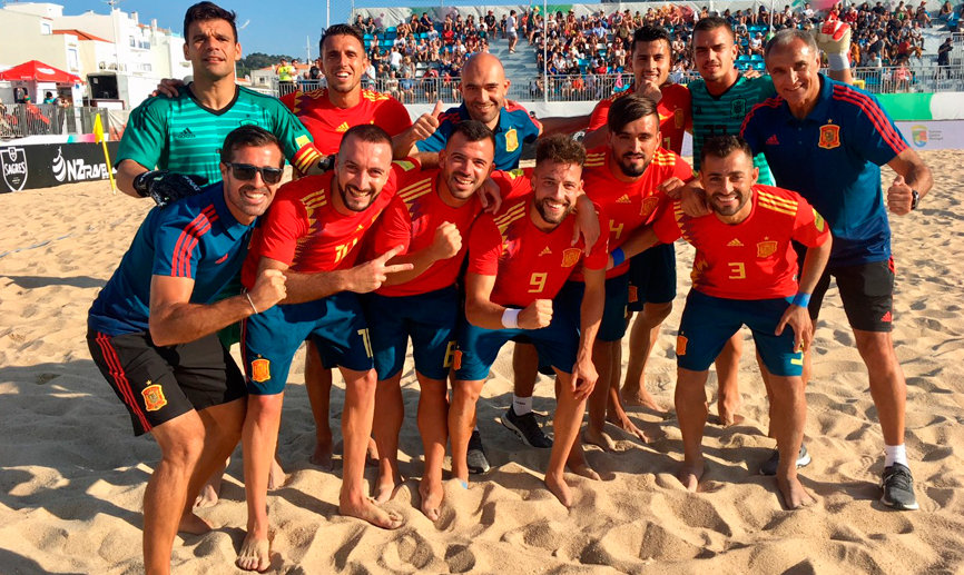 La Selección española de fútbol playa festeja su victoria ante Turquía
