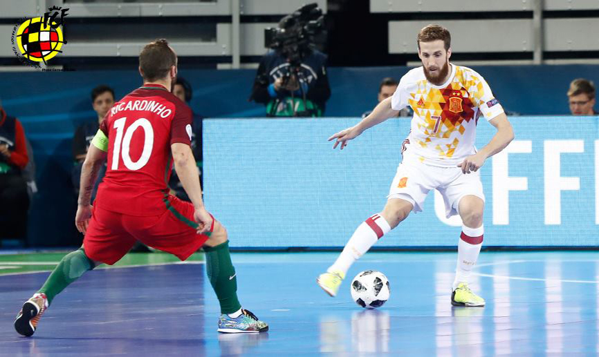 Pola controla un balón en la final ante Ricardinho