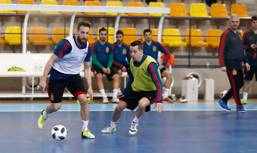 Pola y Lin disputan un balón sobre el parqué