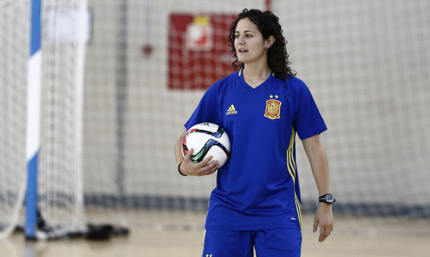 La seleccionadora Claudia Pons dirige un entrenamiento