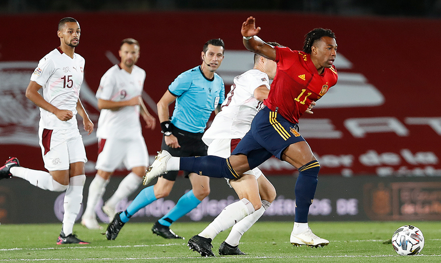 Adama se va de tres rivales en carrera