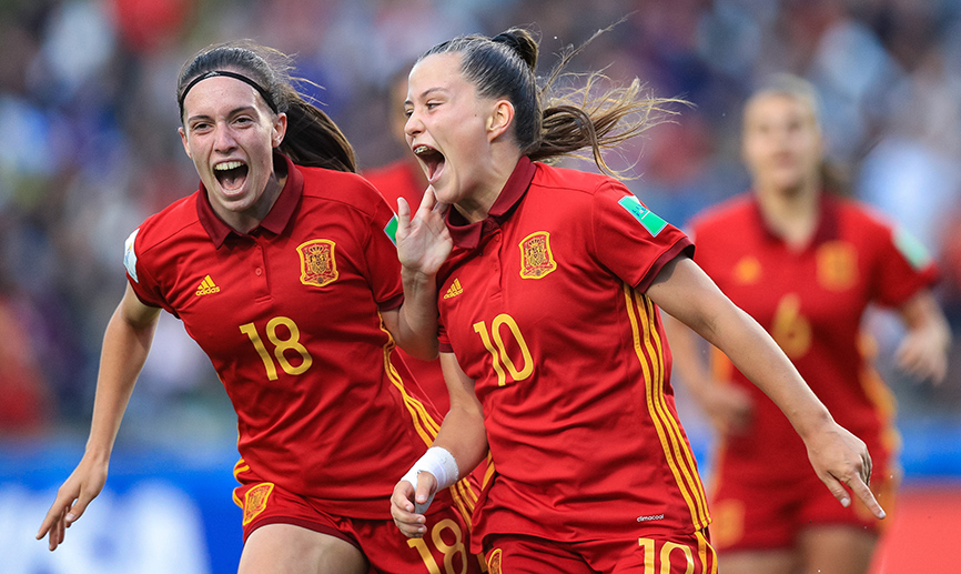 Claudia Pina y Eva Navarro celebran un gol