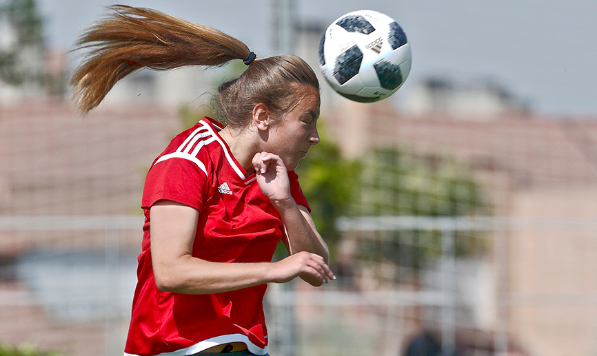 Una jugadora de la Selección remata de cabeza durante el entrenamiento
