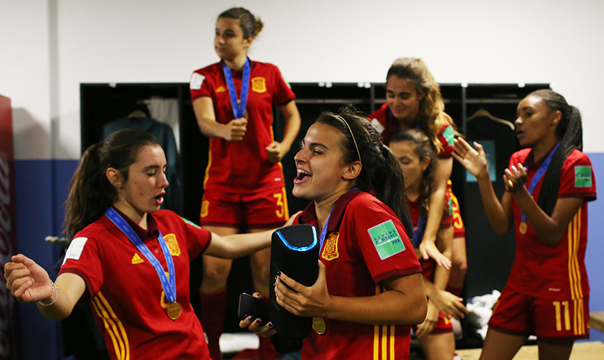 Las jugadoras de la Selección celebran el título en el vestuario