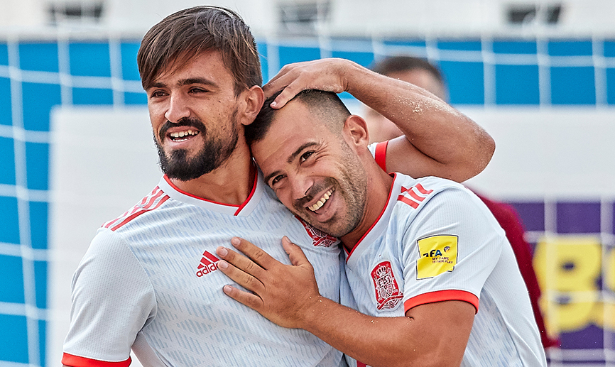 Pedro y Adri se funden en un abrazo tras el gol