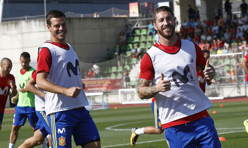 Sergio Ramos y Azpilicueta sonríen durante el entrenamiento