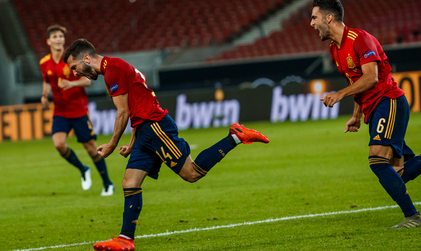 José Gayà celebra el gol de España
