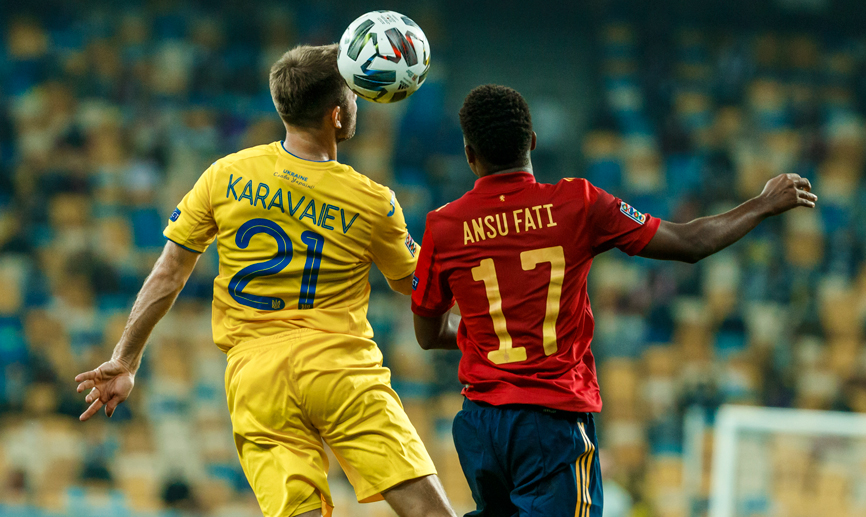 Ansu Fati pelea por un balón