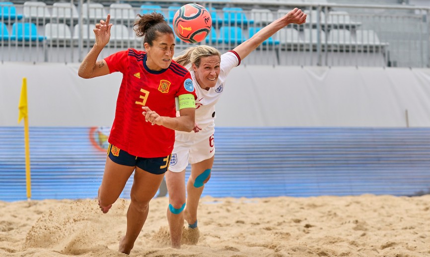 Andrea Mirón pelea por un balón
