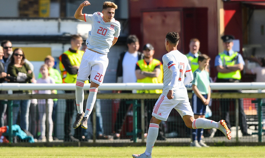 Robert Navarro y Javi López celebran el segundo tanto español