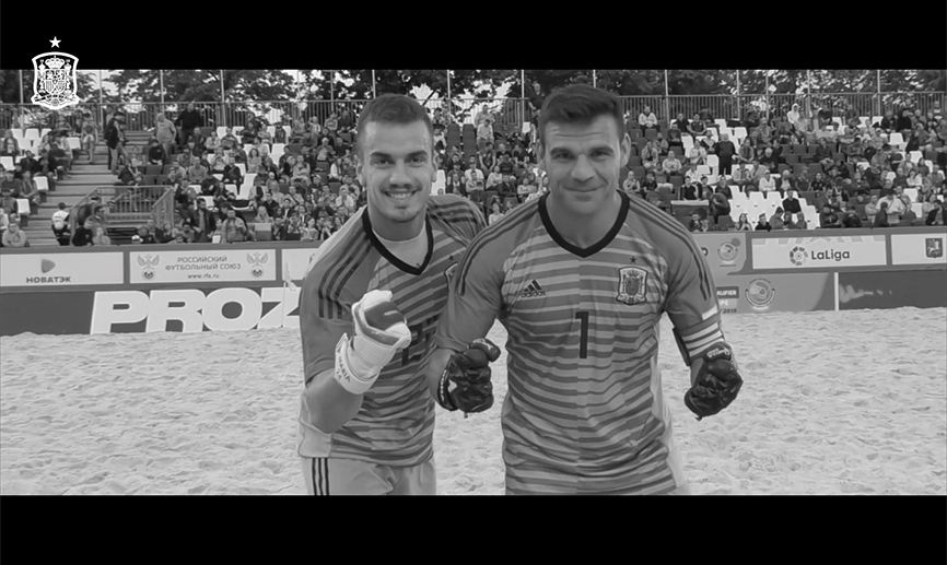 Dona y Pablo son los porteros de la Selección de fútbol playa