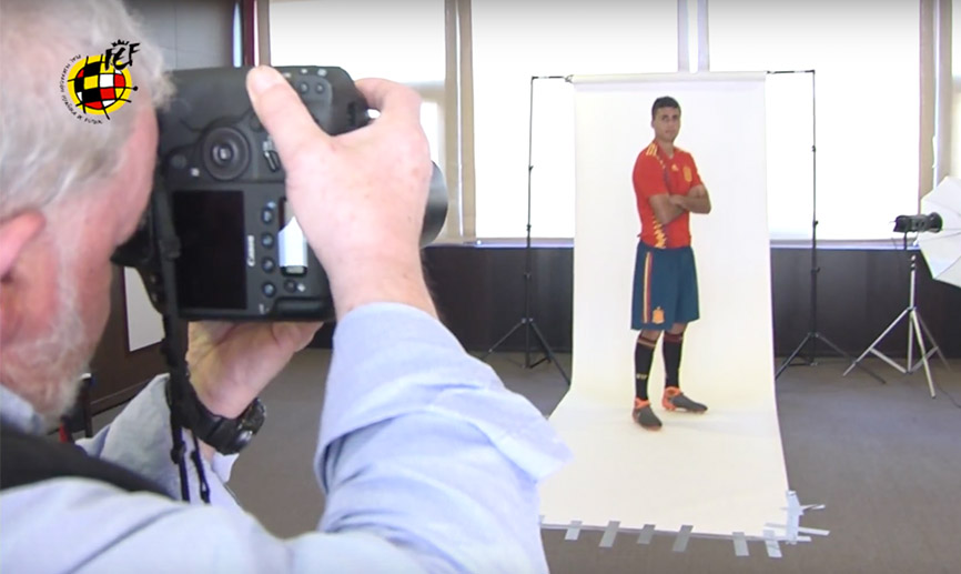 ¡Así posan con la camiseta los jugadores de la selección española de fútbol!