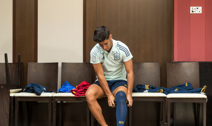 Marco Asensio vistiéndose con la ropa de la Selección