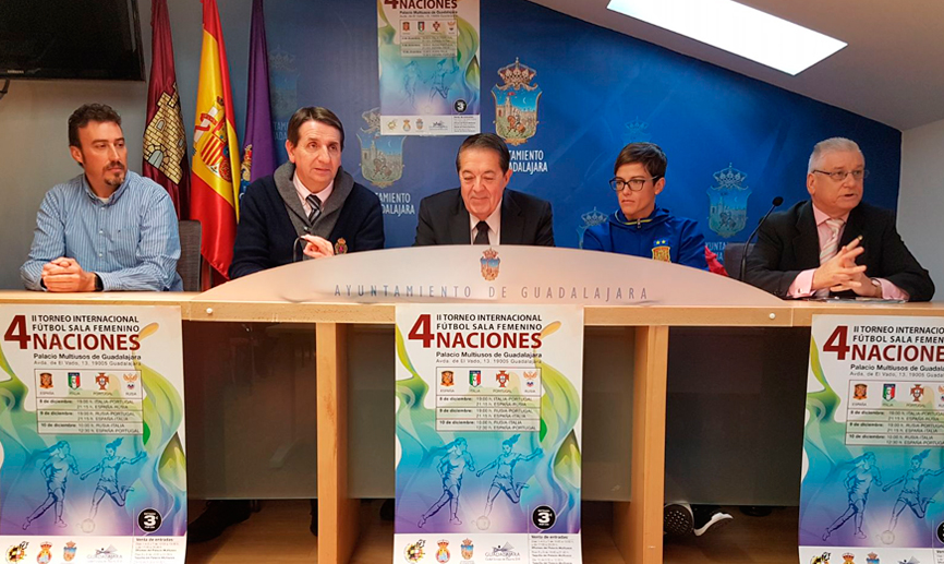 Momento del acto de presentación del Torneo 4 Naciones de fútbol sala femenino