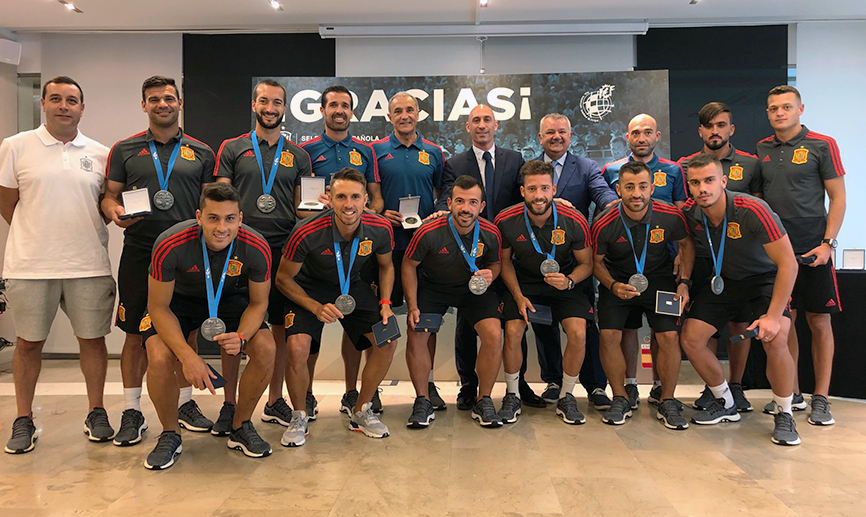 Luis Rubiales junto a la selección de fútbol playa