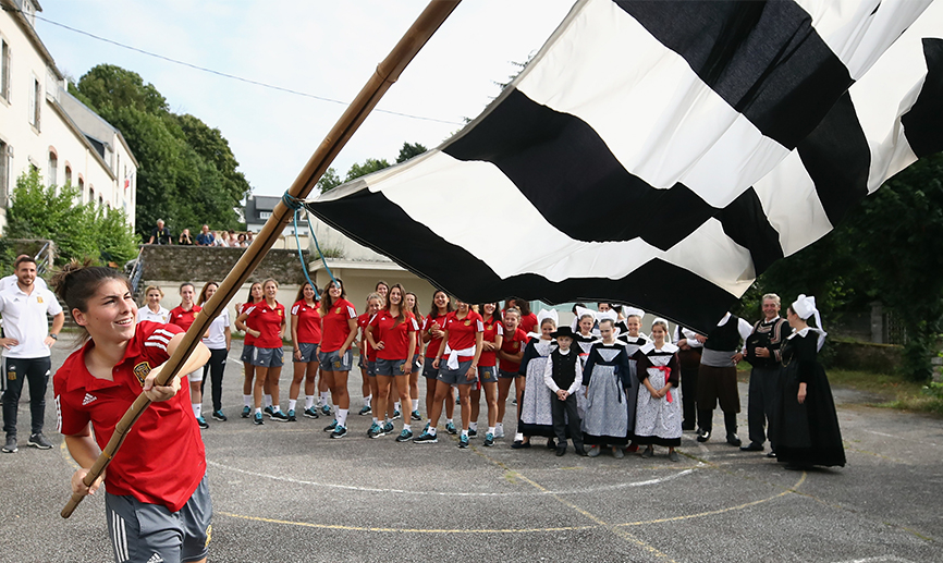Lucía García ondea la bandera bretona ante sus compañeras en Pont-Aven