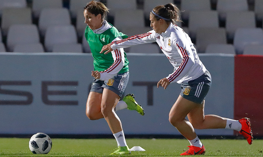 La Selección española de fútbol femenino entrena en el estadio Cartagonova