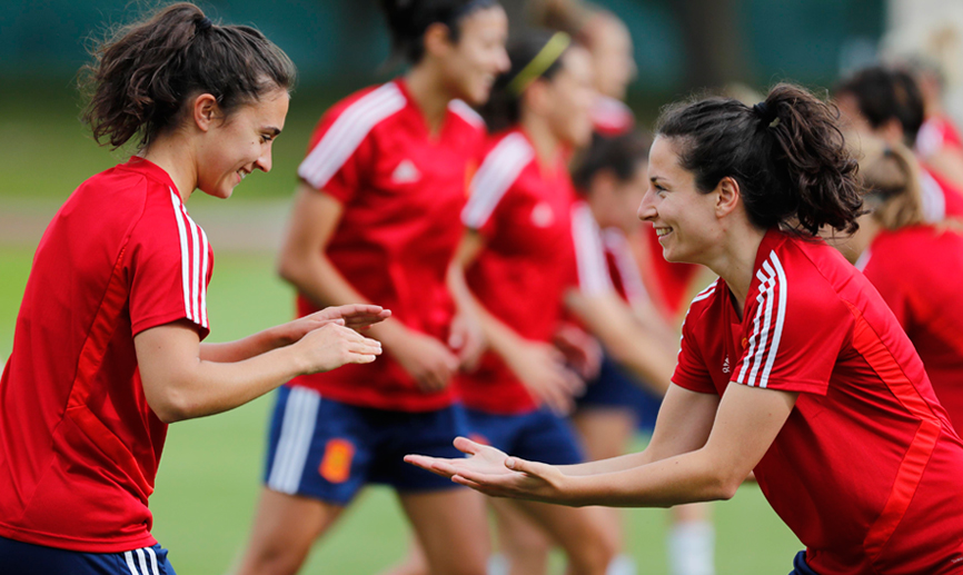 La Selección española femenina entrena en Francia