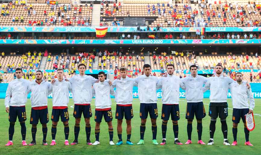 Los jugadores de la Selección española escuchan el himno antes del debut frente a Suecia