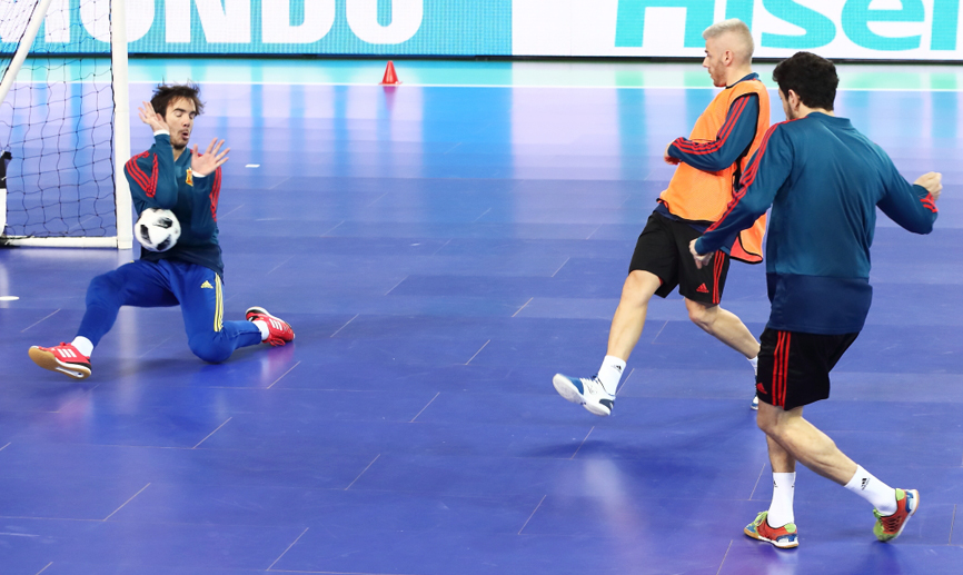 La selección española de fútbol sala entrena la víspera de su partido frente a Azerbaiyán