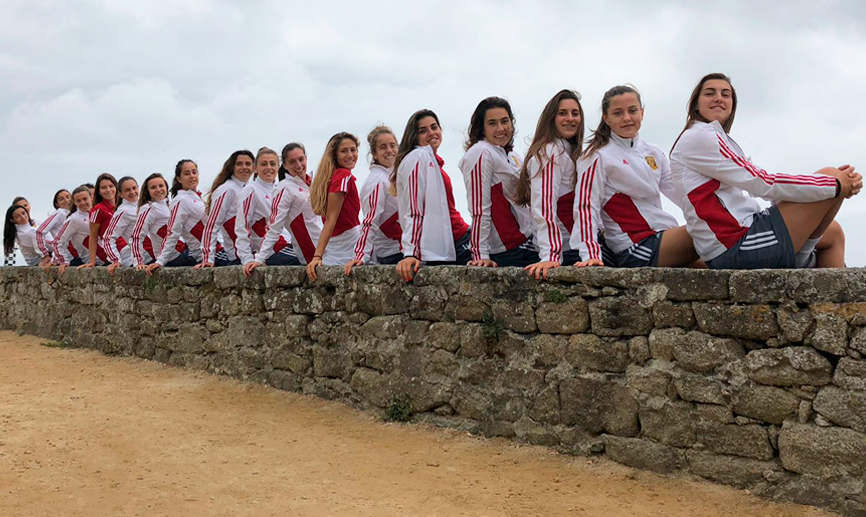 Las jugadoras de la Selección española Sub-20 posan en la Bretaña francesa