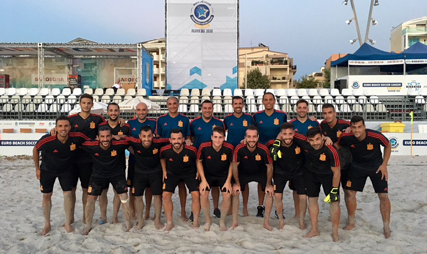 La Selección española de fútbol playa posa sobre la arena de Alguer (Italia)