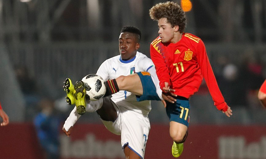 Mario pelea con un jugador italiano por un balón