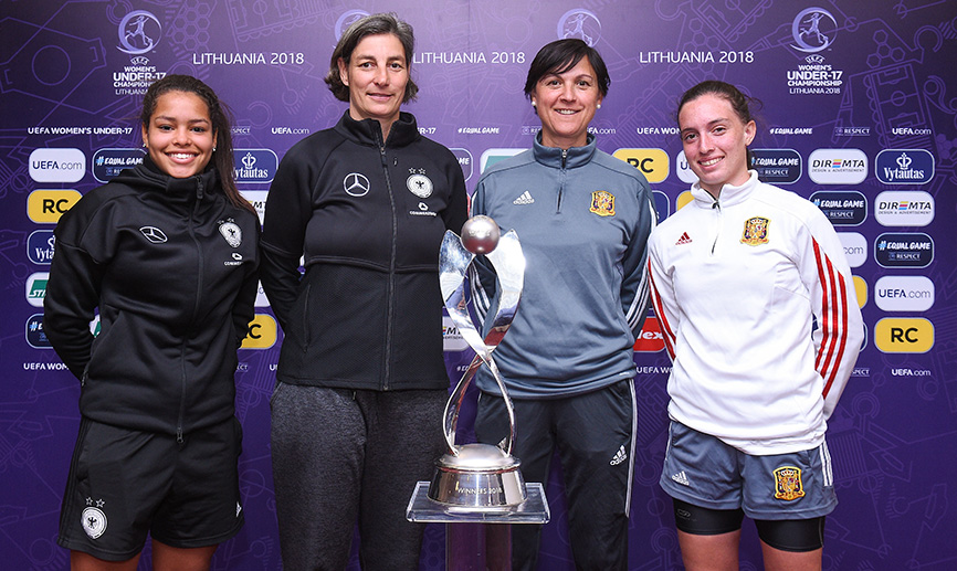 Posado de las seleccionadoras y las capitanas finalistas