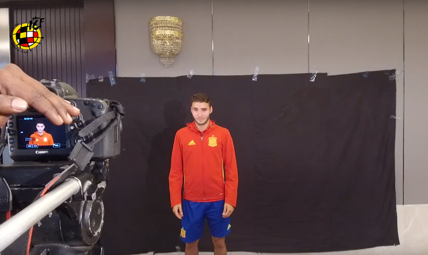 Abel Ruiz graba un mensaje para el vídeo del Mundial de la India